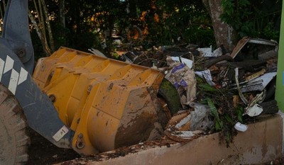 Mutirão remove lixo e entulho de terreno no bairro Areia Branca