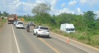 Colisão entre caminhão e S10 mata uma pessoa na BR 364