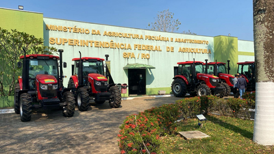 Senador entrega tratores e pás carregadeiras para agricultura familiar em Rondônia