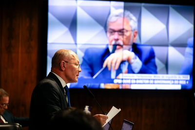 Deputado interroga ex-diretor do INSS sobre fraudes a aposentados em depoimento
