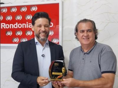 Deputado Delegado Rodrigo Camargo recebe Troféu Liderança 2025 em Rondônia