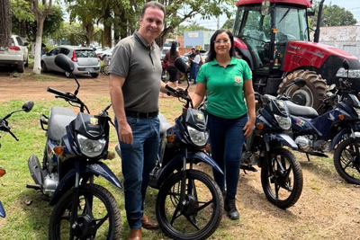 Dr Luís entrega 15 motos a agentes de saúde e trator a Itapuã