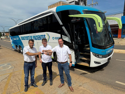 Deputado Dr Luís do Hospital entrega ônibus para transporte de pacientes em Jaru
