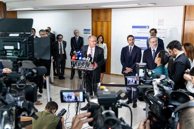 Governo brasileiro busca apoio de empresas dos EUA para reverter tarifas