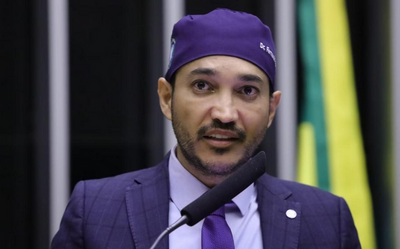 Deputado Dr. Fernando Máximo entrega óculos a alunos em Porto Velho