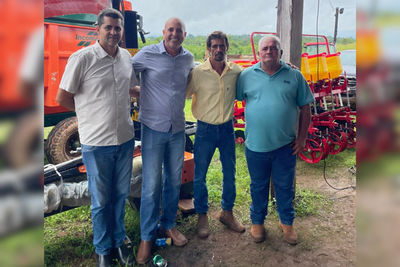 Deputado Ismael Crispin entrega equipamentos agrícolas em Corumbiara