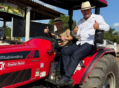 Senador Jaime Bagattoli entrega trator agrícola em Candeias do Jamari