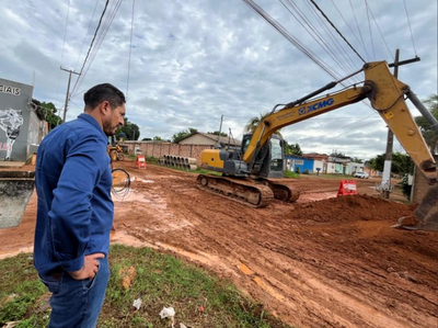 Vereador Márcio Pacele acompanha obras de drenagem no bairro Igarapé