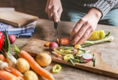 Estudo revela que jantar mais cedo melhora metabolismo e controle de peso