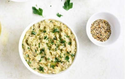 Nutricionista ensina receita de molho fit para saladas saudáveis