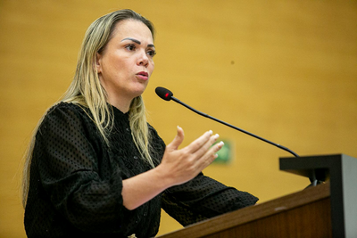 Cláudia de Jesus destaca sanção de lei que autoriza pagamento retroativo a servidores