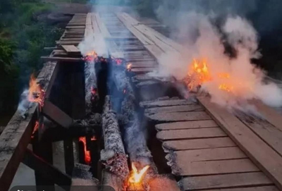 Ponte que liga Alvorada do Oeste a Nova Brasilândia D Oeste é destruída por incêndio