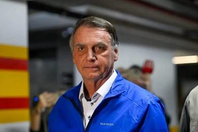 Bolsonaro em prisão domiciliar após ato pró-anistia e oposição ao STF