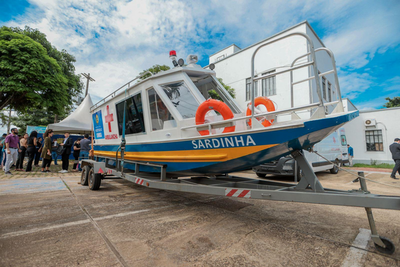 Prefeitura de Porto Velho entrega ambulancha e desfibriladores para saúde pública
