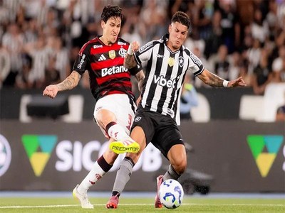 Flamengo vence Botafogo e Vitória supera Bahia em clássicos do Brasileirão