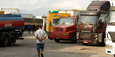 Saúde mental de caminhoneiros brasileiros é afetada por jornadas exaustivas
