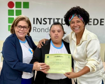 Deputada Sílvia Cristina entrega 133 certificados de cursos em Ji-Paraná