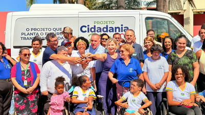 Sílvia Cristina entrega van e emendas a entidades em Ji Parana
