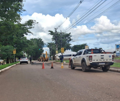 Seinfra atende pedido de vereador e repara Avenida Imigrantes