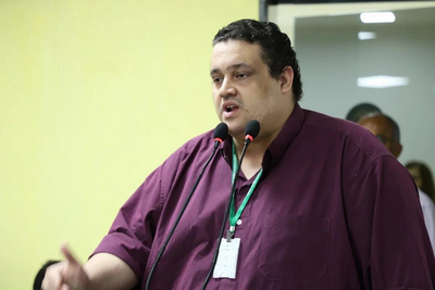 Vereador Thiago Tezzari retorna à Câmara após afastamento judicial de 30 dias