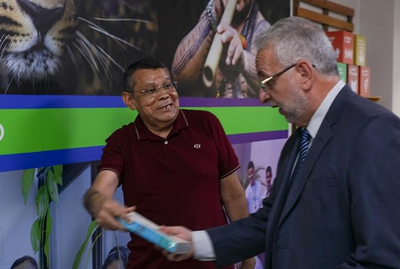 Jornalista doa mais de quinhentas obras para projeto de leitura em prisões
