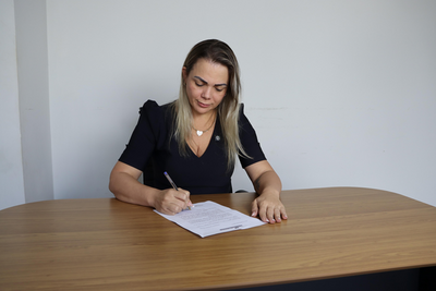Seringueiras recebe van adaptada para transporte de idosos com emenda parlamentar