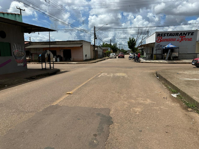 Prefeitura instala placas e pinta PARE em cruzamentos criticos